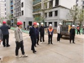 平發(fā)集團黨委書記、董事長梅建英一行深入湛河春天項目工地，實地查看了工程進度、質(zhì)量管控及安全生產(chǎn)工作