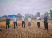 平頂山市住建局副局長張書芳、三級調(diào)研員程德強組織相關(guān)部門到經(jīng)九路協(xié)調(diào)進場施工等相關(guān)事宜