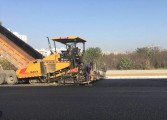 長江路開始攤鋪底層瀝青砼